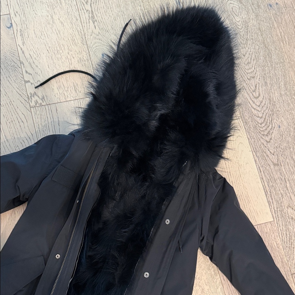 Elegant Black Fur-Trimmed Puffer Jacket - Picture 2 of 4